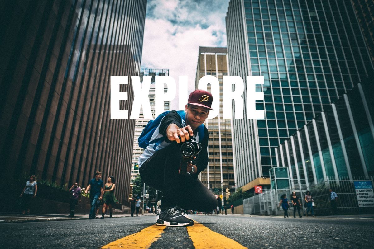 مثال على النتيجة: كلمة EXPLORE تمرّ خلف الشخص
