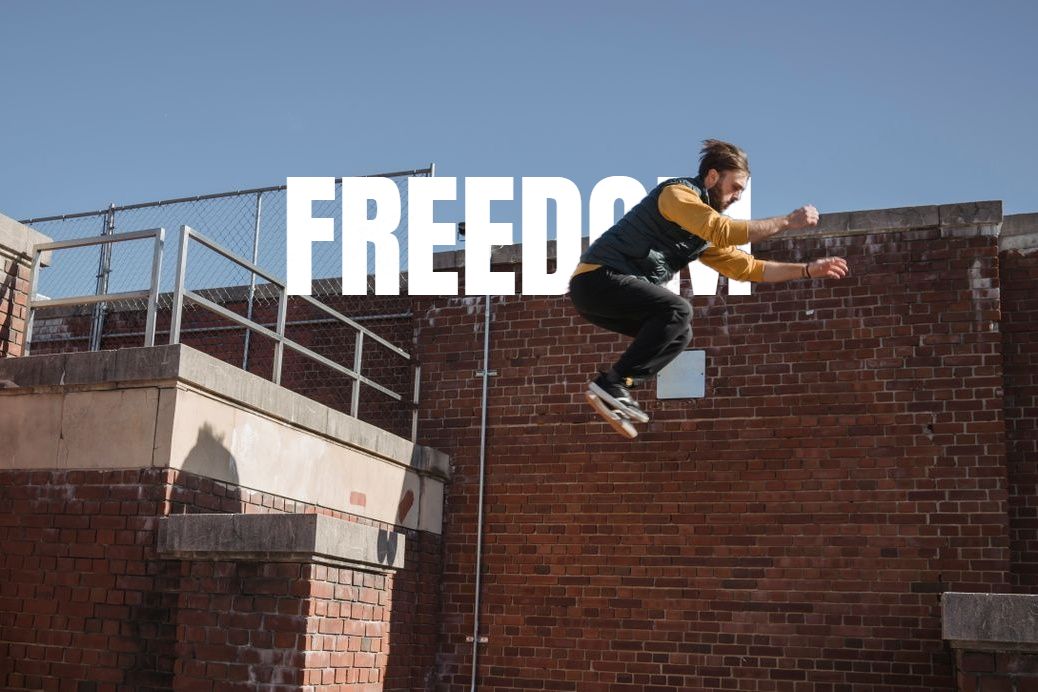 مثال على النتيجة: كلمة FREEDOM تمرّ خلف الشخص